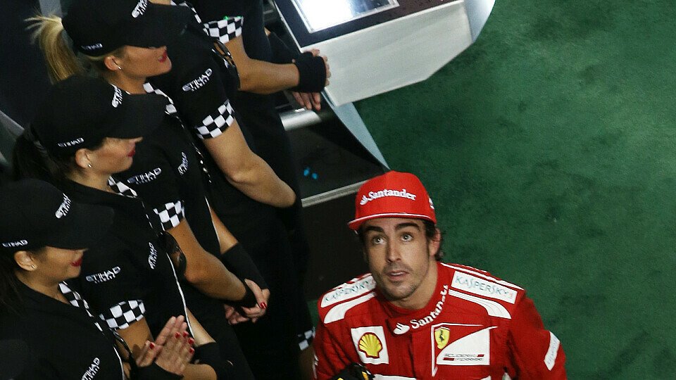 Fernando Alonso kennt nur noch eines: Den Blick nach oben, Foto: Sutton