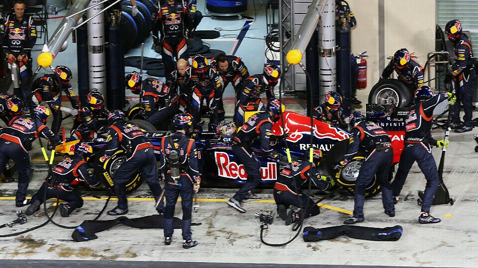 Sebastian Vettel geriet in Abu Dhabi in den Schilderwald, Foto: Sutton
