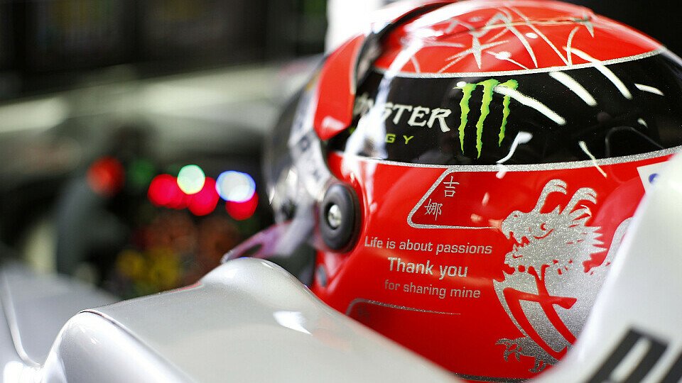 Michael Schumachers markanter roter Helm bildete einen deutlichen Kontrast zu seinem Silberpfeil, Foto: Mercedes AMG