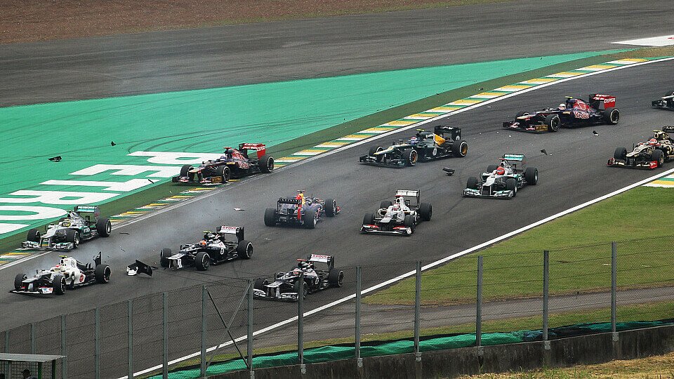 Chaos gegen die Fahrtrichtung: Zwischen Vettel, Senna & Perez hat es geknallt, Foto: Sutton