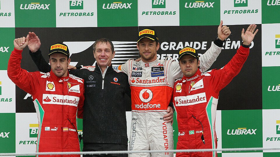 Jenson Button von zwei Ferrari-Piloten flankiert, Foto: Sutton