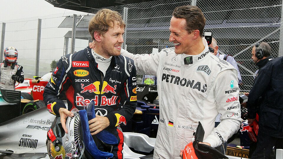 Michael Schumacher freut sich für Sebastian Vettel, Foto: Sutton