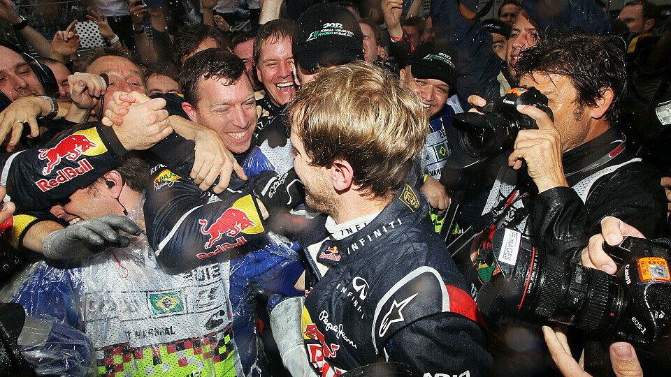 Vettel freute sich mit seinem Team, Foto: Sutton