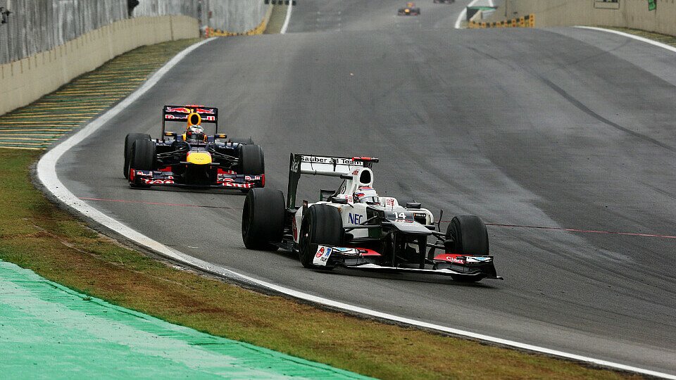 Sebastian Vettels Überholmanöver gegen Kamui Kobayashi sorgte für ein paar Diskussionen, Foto: Sutton