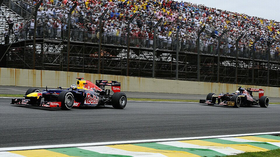 Sekunden nach der Kontroverse: Vettel hat Vergne überholt und biegt als Erster in Turn vier ein, Foto: Sutton