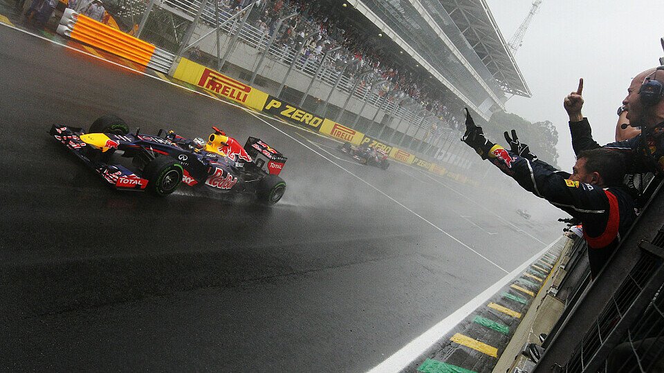 Im Regen von Interlagos fuhr Sebastian Vettel zu Titel Nummer drei, Foto: Red Bull