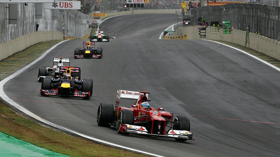 Fernando Alonso landete zwar beim Brasilien GP vor Sebastian Vettel, in der Gesamtwertung blieb der Heppenheimer vorne, Foto: Sutton