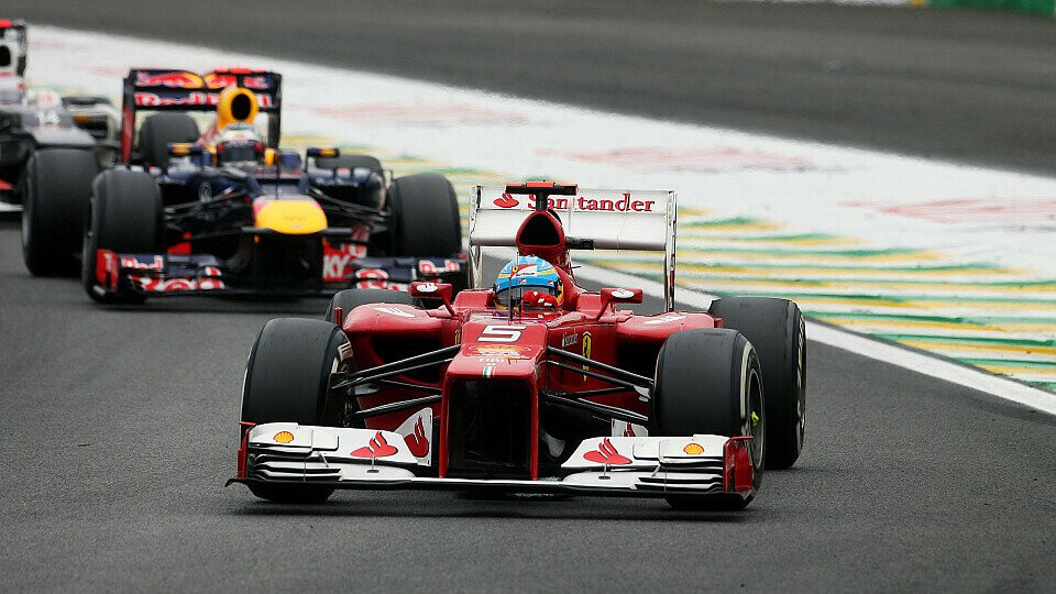 Marc Gene sieht Fernando Alonso vor Sebastian Vettel, Foto: Sutton