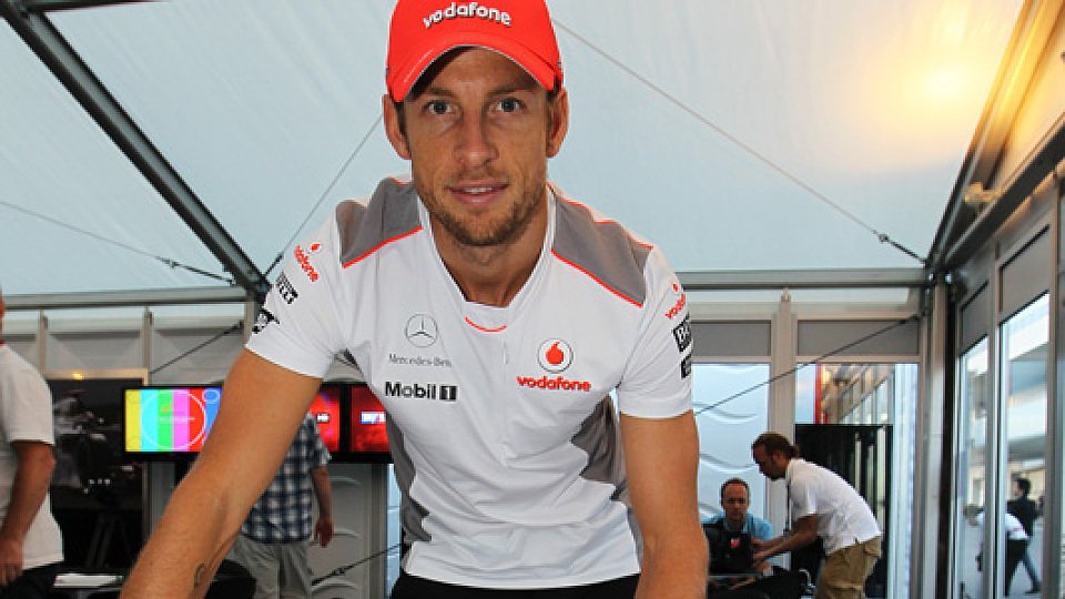 Auch Brasilien-Sieger Jenson Button unterschrieb gerne für den guten Zweck, Foto: Sutton