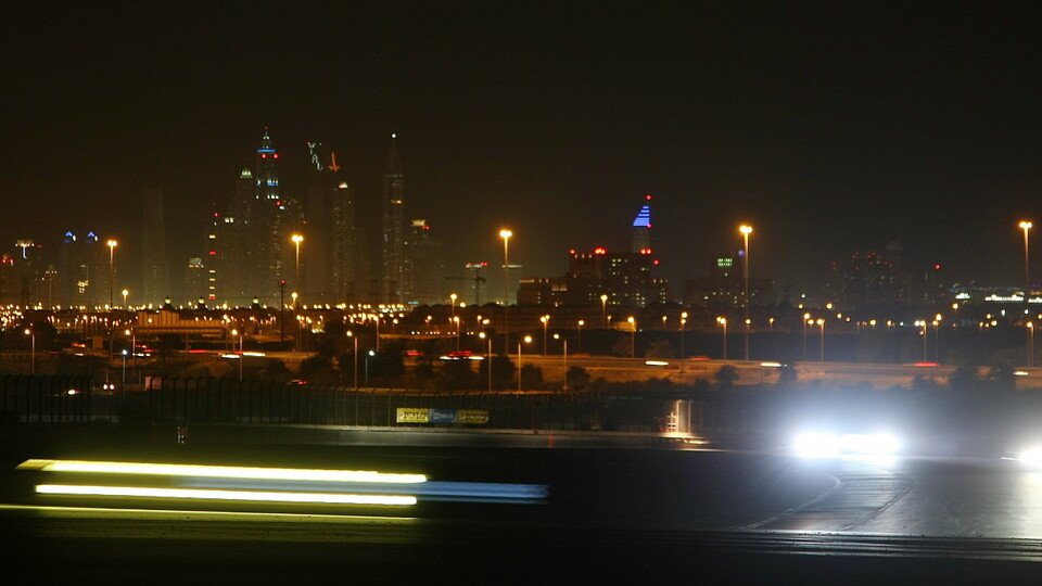 Nächtliche Szenerie bei den 24 Stunden von Dubai 2013, Foto: Creventic