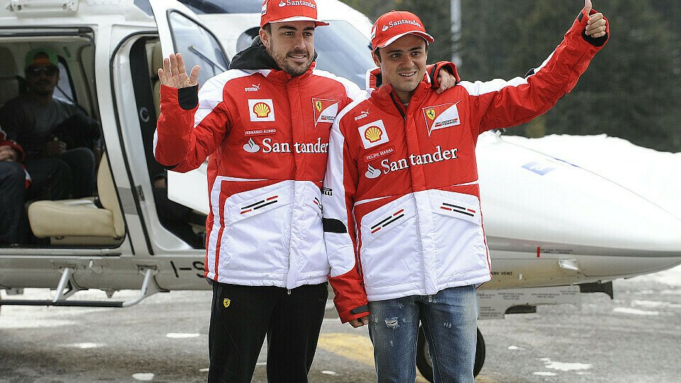 Felipe Massa und Fernando Alonso demonstrieren Harmonie, Foto: Ferrari