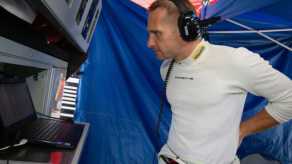 Marco Seefried am Daytona-Kommandostand seines Teams