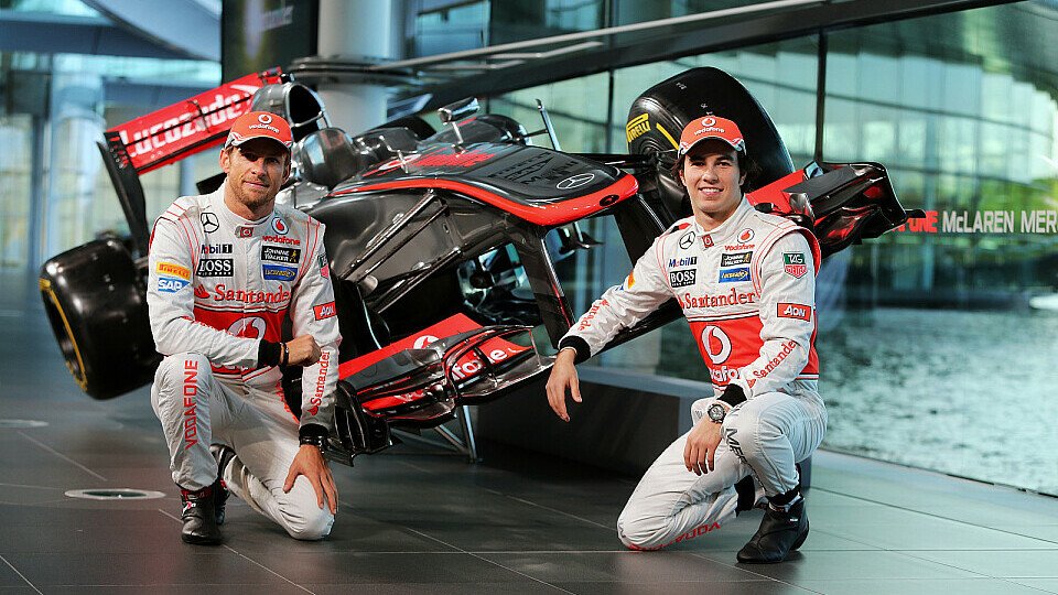 Button und Neo-Teamkollege Perez posieren stolz vor ihrem neuen Auto, Foto: Sutton