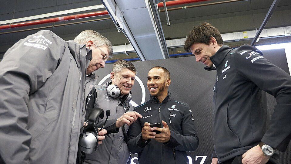Lewis Hamilton hat seinen Spaß kurz vor dem Start der Testfahrten, Foto: Mercedes