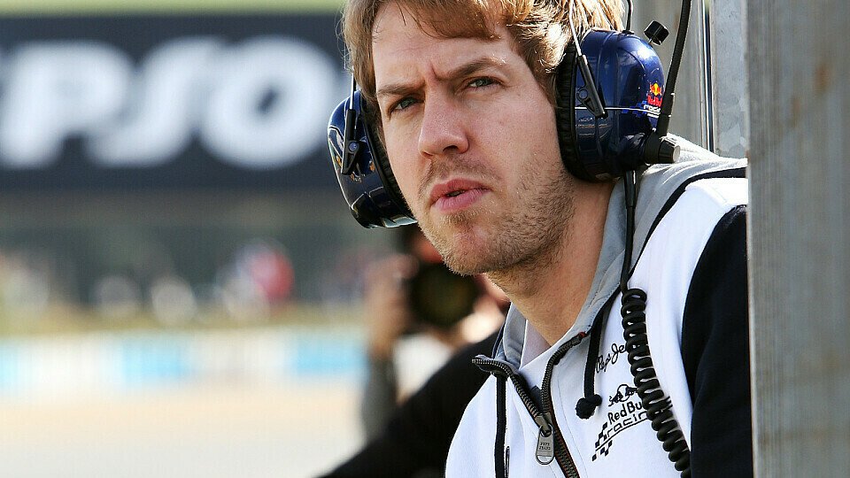 Vettel steigt erstmals in den RB9 ein, Foto: Sutton