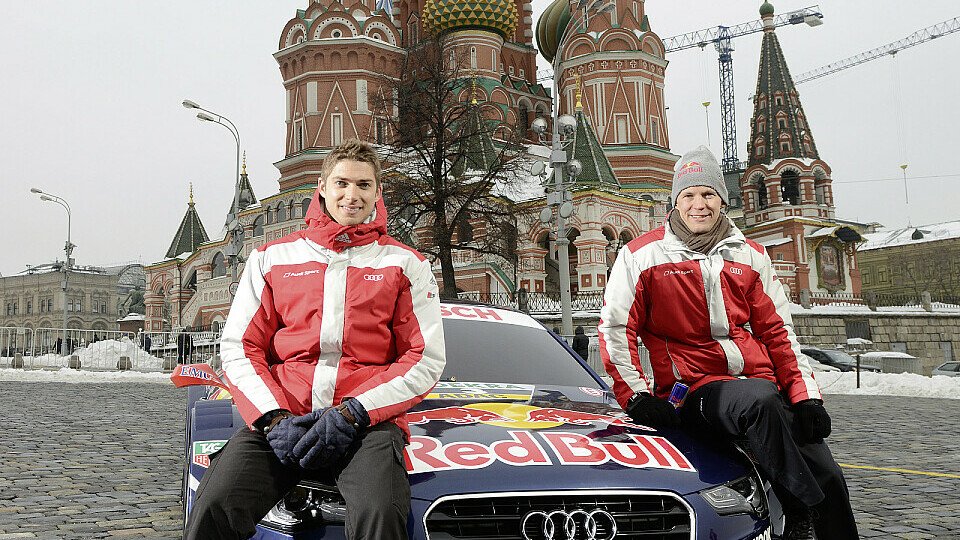 Mattias Ekström und Edoardo Mortara auf dem roten Platz in Moskau, Foto: Audi