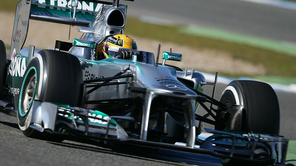 Lewis Hamilton dreht seine Runden im Silberpfeil, Foto: Sutton