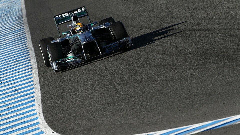 Lewis Hamilton macht sich keine Sorgen, dass der W04 eventuell nicht die Kurve bekommt, Foto: Sutton