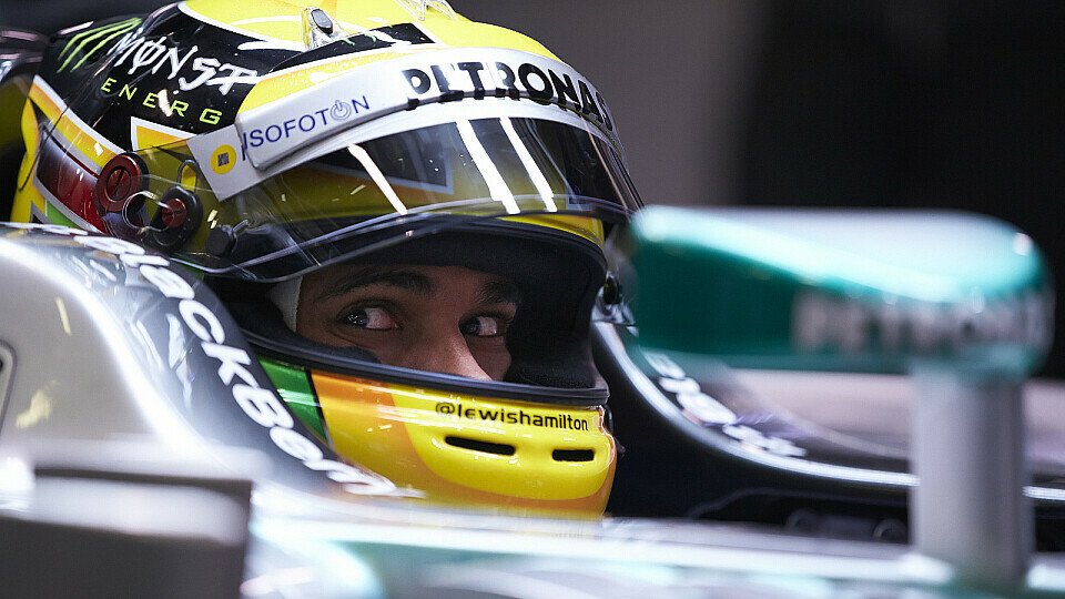 Lewis Hamilton hat die Konkurrenz fest im Blick - gerne auch im Rückspiegel, Foto: Mercedes AMG