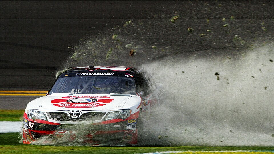 Ein NASCAR-Wagen bei einem Ausrutscher abseits des Asphalts, Foto: NASCAR