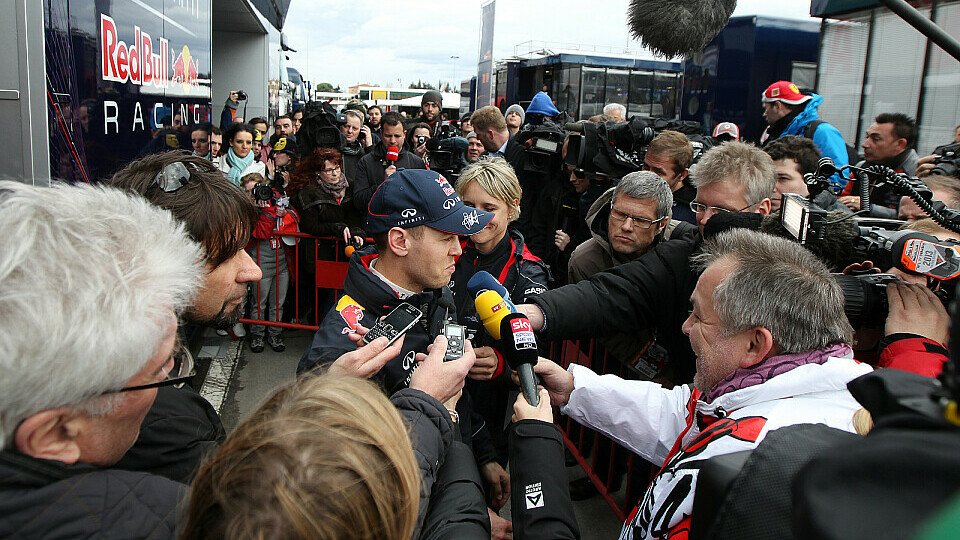 Sebastian Vettel ist ein gefragter Mann, Foto: Sutton
