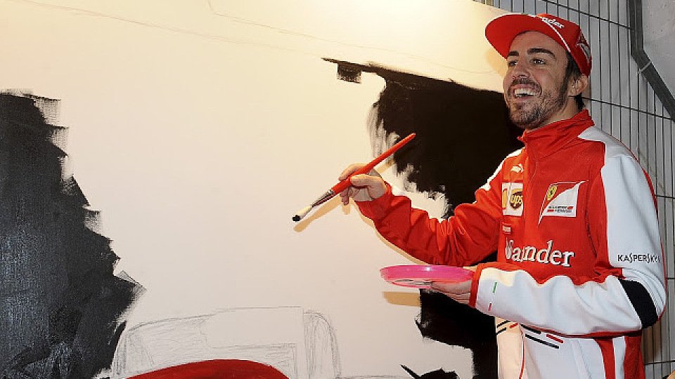 Fernando Alonso schwingt den Pinsel und hat offensichtlich Spaß dabei, Foto: Santander