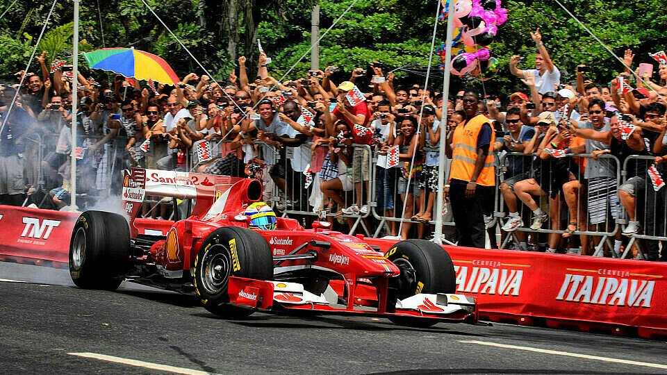 Massa bewegte den Ferrari F10 durch Rio., Foto: Ferrari