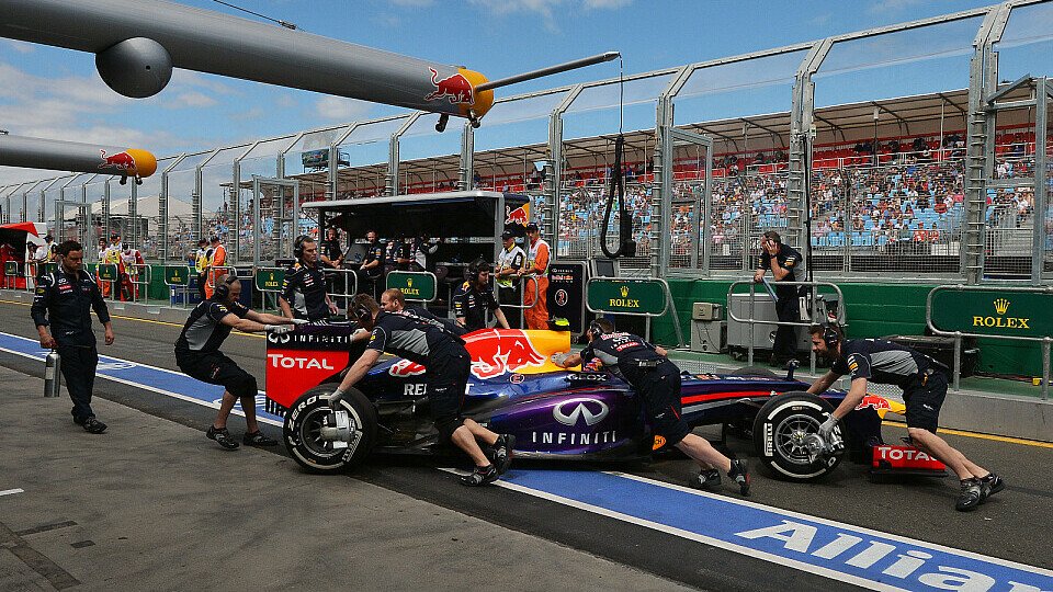 Mark Webber wird von seinen Mechanikern in die Box zurückgeschoben - das sorgte für Aufregung, Foto: Sutton