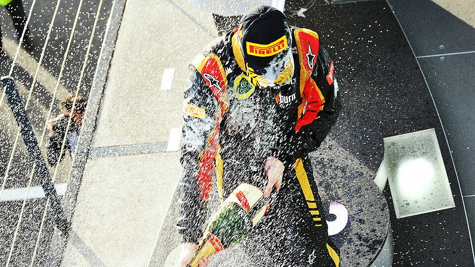 Kimi Räikkönen begann die Saison 2013 auf dem höchsten Treppchen und mit einer gehörigen Champagnerdusche, Foto: Sutton