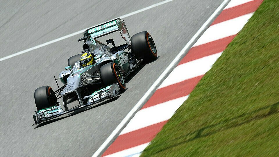 Lewis Hamilton und Nico Rosberg starten das Rennen von den Plätzen 4 und 6, Foto: Sutton