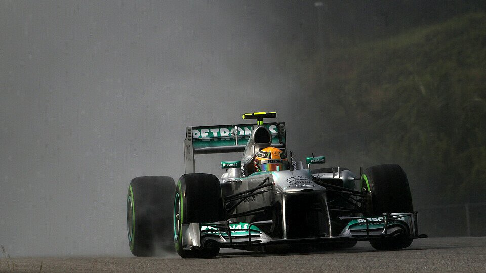 Pech für Hamilton: Die genaue Intensität des Regens in Sepang hatte Mercedes nicht auf dem Schirm, Foto: Sutton