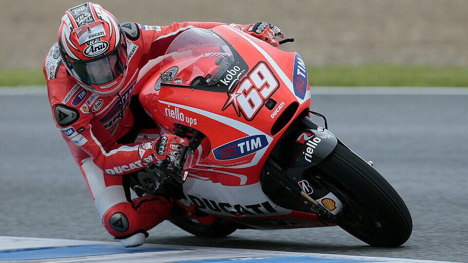 Nicky Hayden arbeitet an der Elektronik und seiner Hand, Foto: Ducati