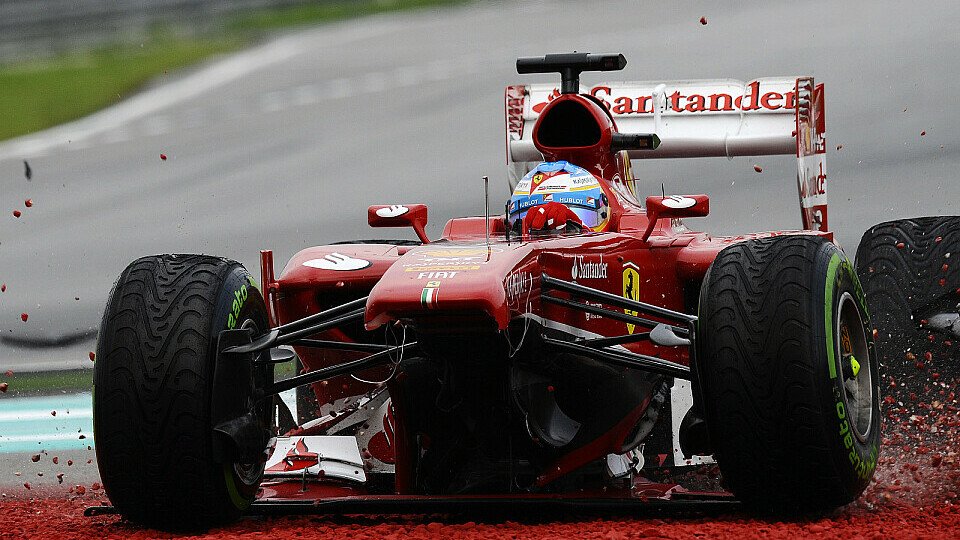 Da gab's kein Halten mehr: Fernando Alonso räuscht in den Sepang-Kies & ins unliebsame Aus, Foto: Sutton