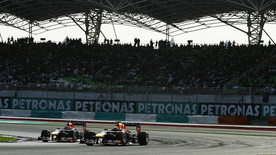 Der Aufreger in Malaysia: Sebastian Vettel schnappt Mark Webber den Sieg weg, Foto: Sutton