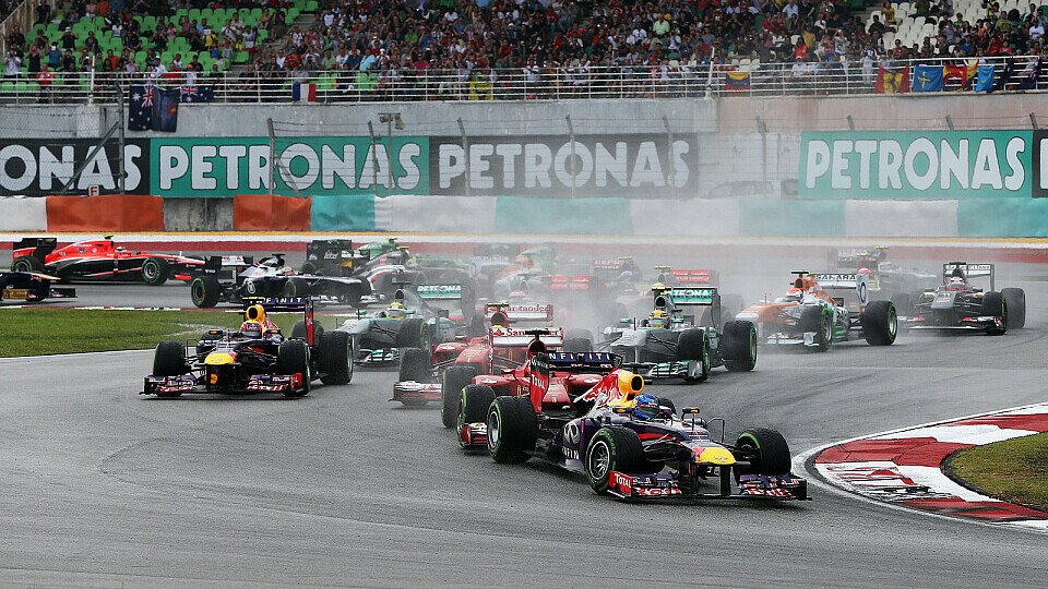 Fernando Alonso war überrascht, dass Sebastian Vettel so langsam in die Kurve ging, Foto: Sutton