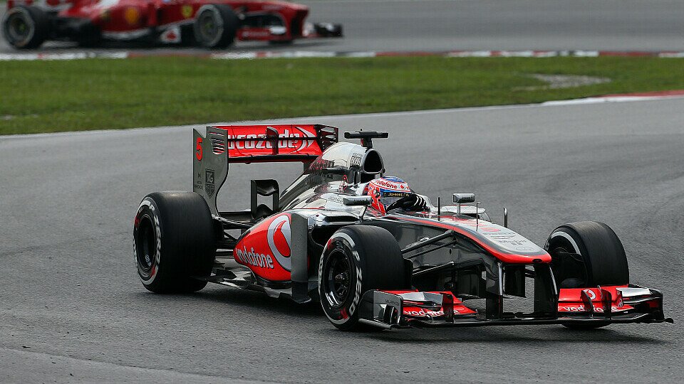 Button vor einem Ferrari: Bei McLaren geht es wieder nach vorne, Foto: Sutton