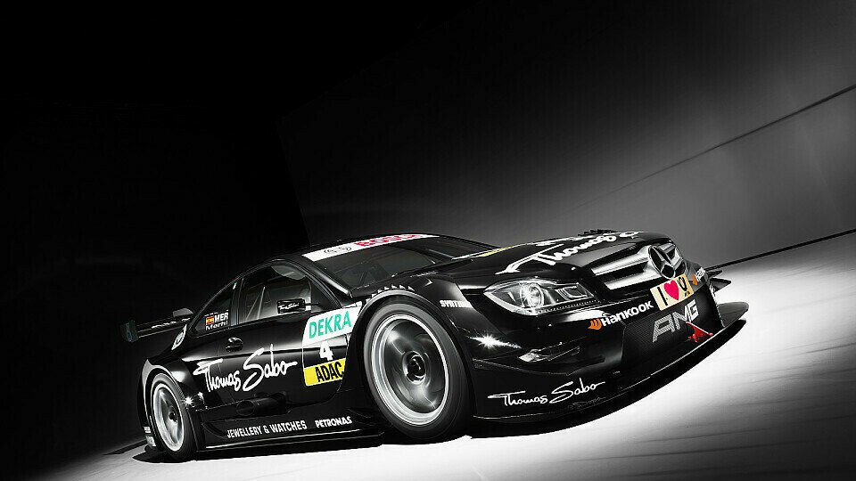 Roberto Merhi steuert das schwarz lackierte Mercedes Coupe, Foto: Mercedes