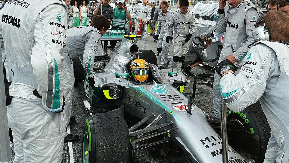 Immer im Mittelpunkt: Lewis Hamilton fühlt sich bei Mercedes pudelwohl, Foto: Sutton