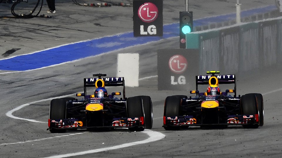 Sebastian Vettel überholt Mark Webber: Der Krieg der Bullen eskaliert, Foto: Sutton