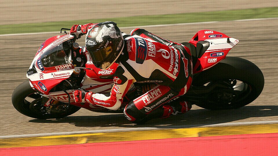 Carlos Checa stellt sich auf zwei schwierige Rennen mit der Panigale ein, Foto: Ducati Alstare