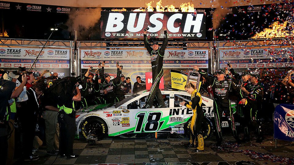 Kyle Busch feiert seine ersten Texas-Sieg und den zweiten Erfolg in dieser Saison, Foto: NASCAR