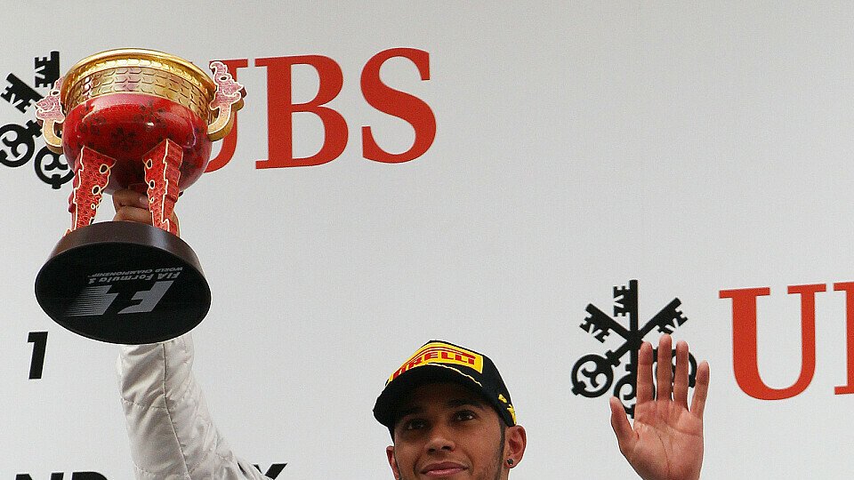 Lewis Hamilton rettete sich nur knapp vor Sebastian Vettel ins Ziel, Foto: Sutton