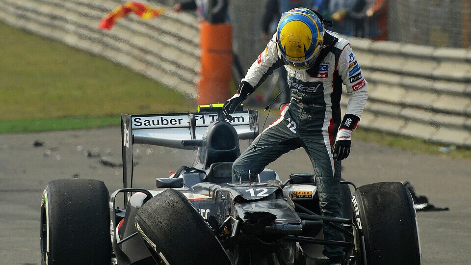 Zerstört: Esteban Gutierrez nach seinem Crash mit Adrian Sutil in China, Foto: Sutton