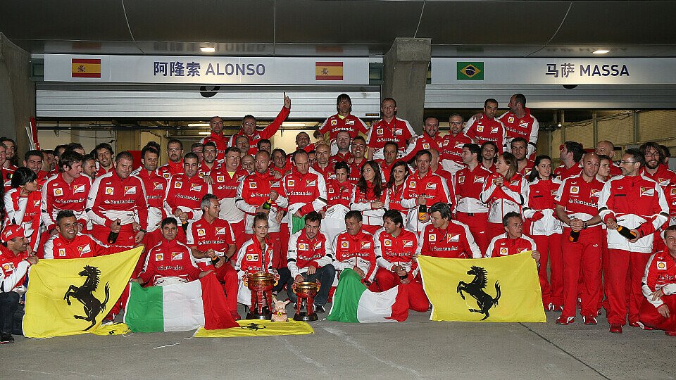 Rotes China: Ferrari feiert Fernando Alonsos Sieg, Foto: Sutton