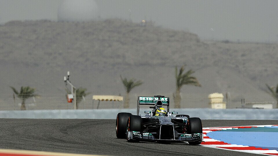 Nico Rosberg erlitt bei 320 km/h einen Reifenschaden beim Bahrain-Test, Foto: Sutton