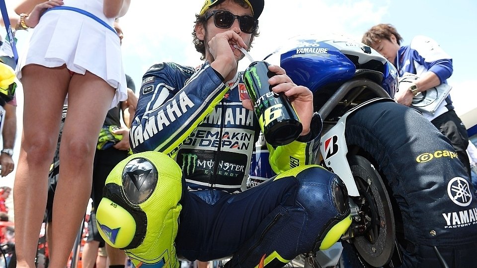 Valentino Rossi brütet über der richtigen Reifenauswahl, Foto: Yamaha