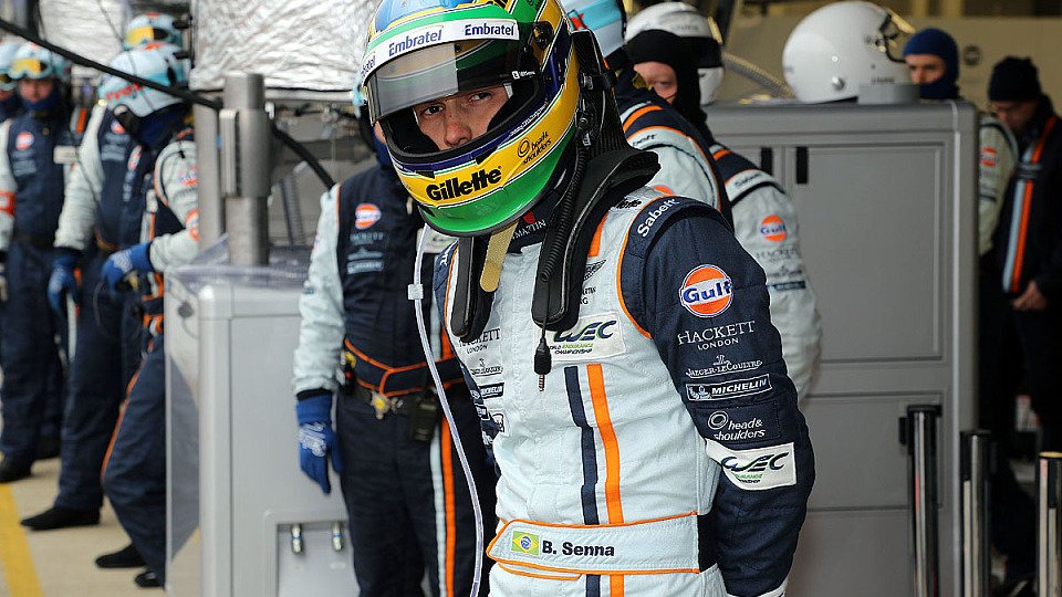 Bruno Senna auf das Hereinfahren seines Teamkollegen wartend, Foto: Speedpictures