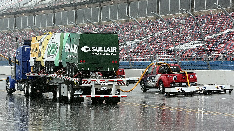 Fast ein gewohntes Bild: Regen über dem Superspeedway von Talladega, Foto: NASCAR