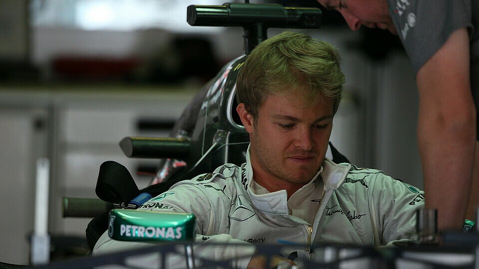 Nico Rosberg nahm am Donnerstag schon einmal im Auto Platz und richtete sich sein Cockpit ein, Foto: Sutton