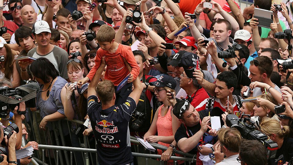 Vor der Arbeit badetet Sebastian Vettel in der Menge, Foto: Sutton